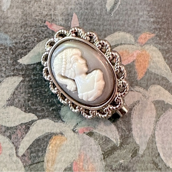 Vintage Jewelry - Vintage Petite Gray Cameo Brooch/Pin Mid Century Modern Silver Tone